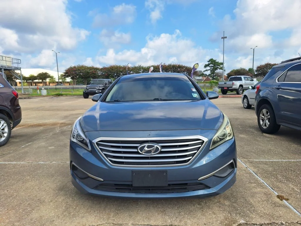 Used 2016 Blue Hyundai SE image 2