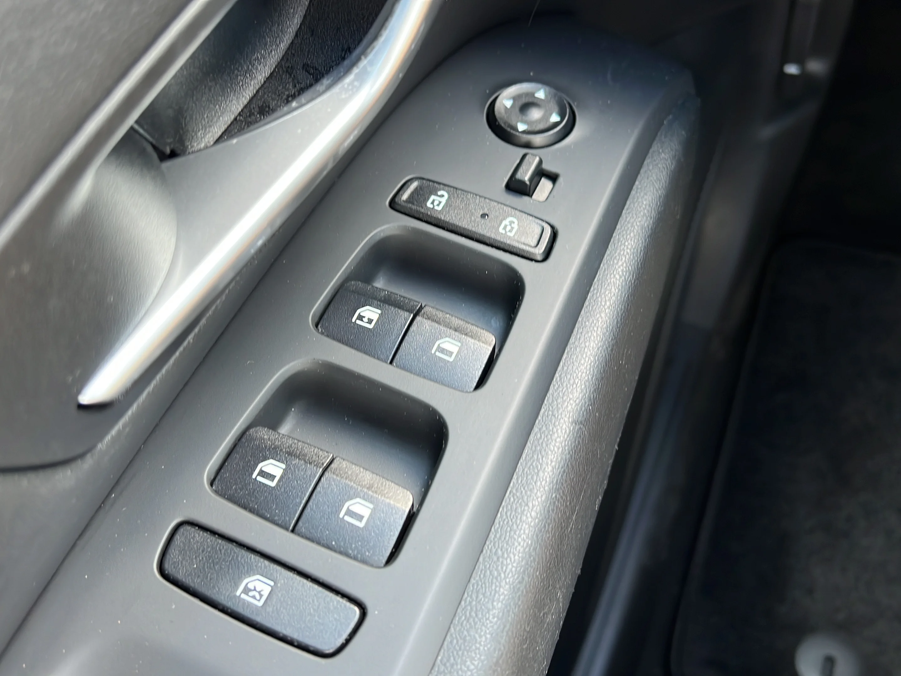 Used 2024 Shimmering Silver Hyundai SE image 26