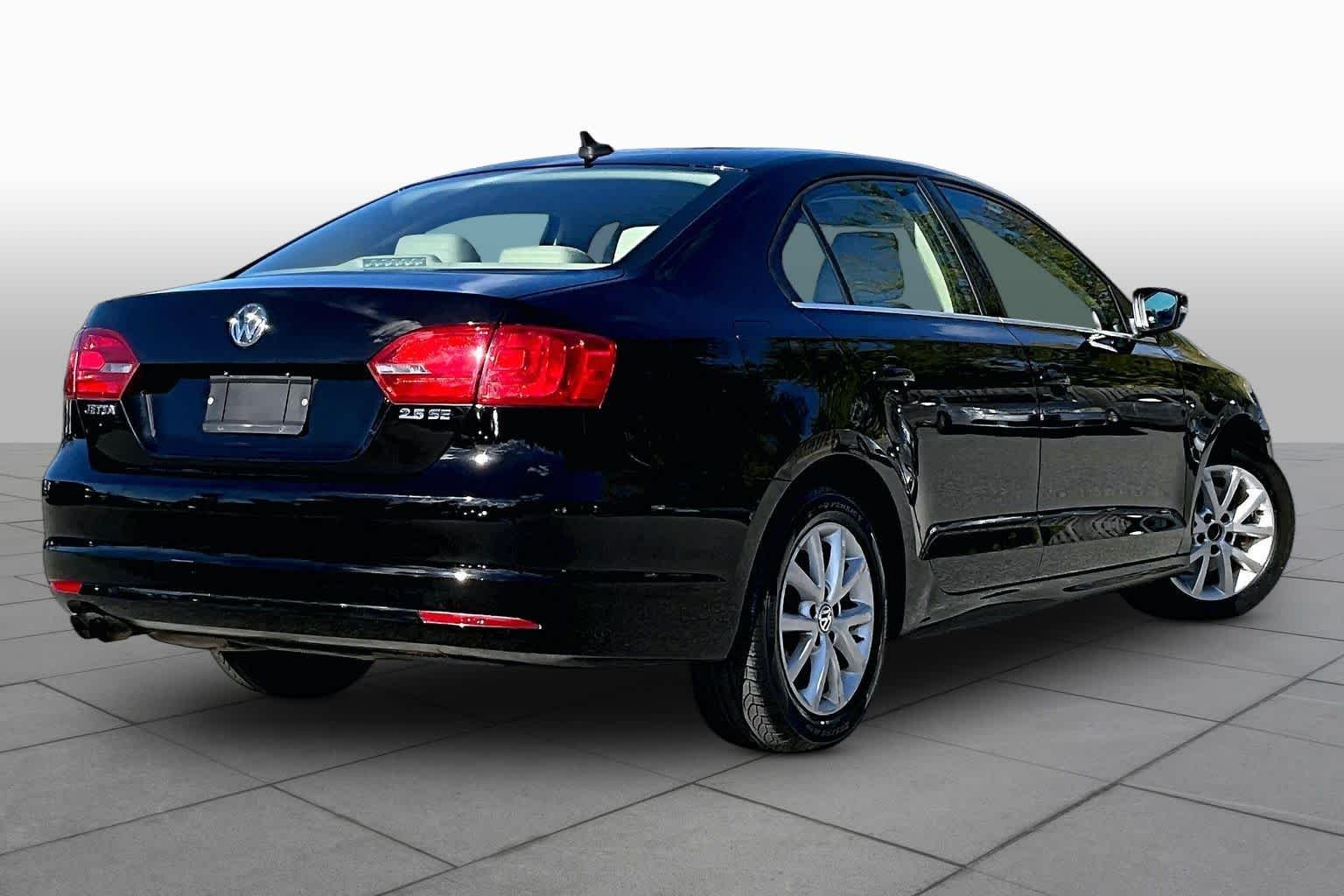 Used 2013 Black Volkswagen SE w/Convenience image 12