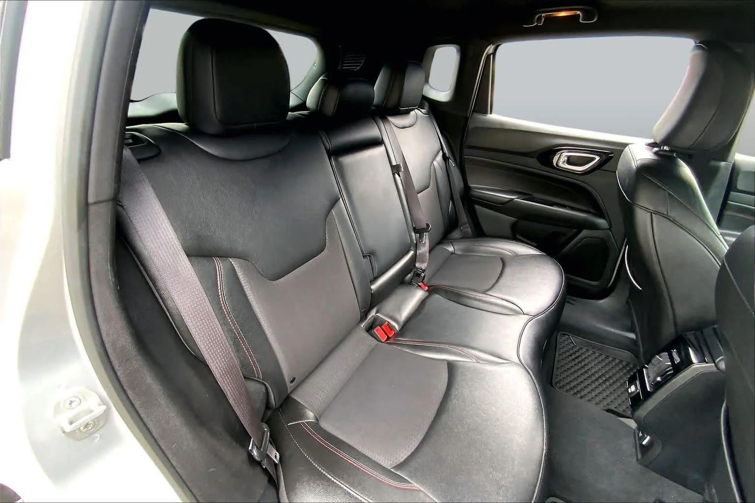 Used 2025 Silver Zynith Metallic Clearcoat Jeep Trailhawk image 20