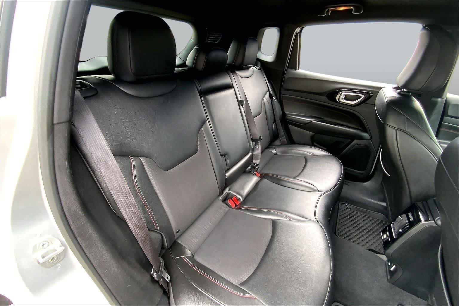 Used 2025 Silver Zynith Metallic Clearcoat Jeep Trailhawk image 19