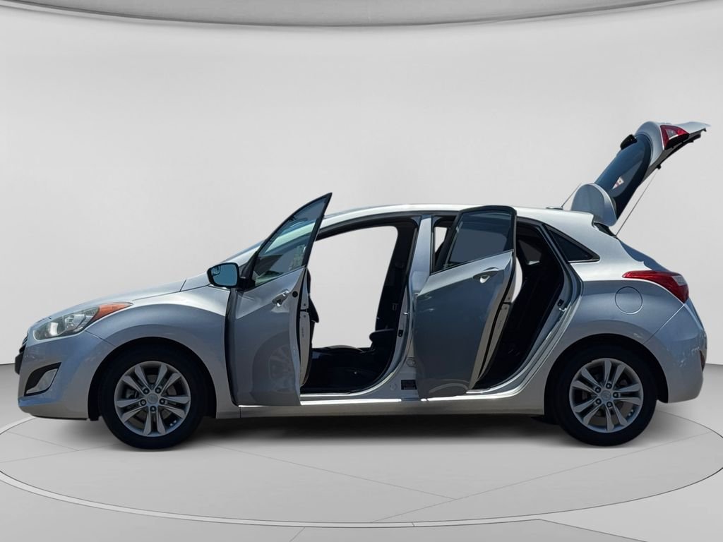 Used 2014 Shimmering Silver Hyundai Base image 28
