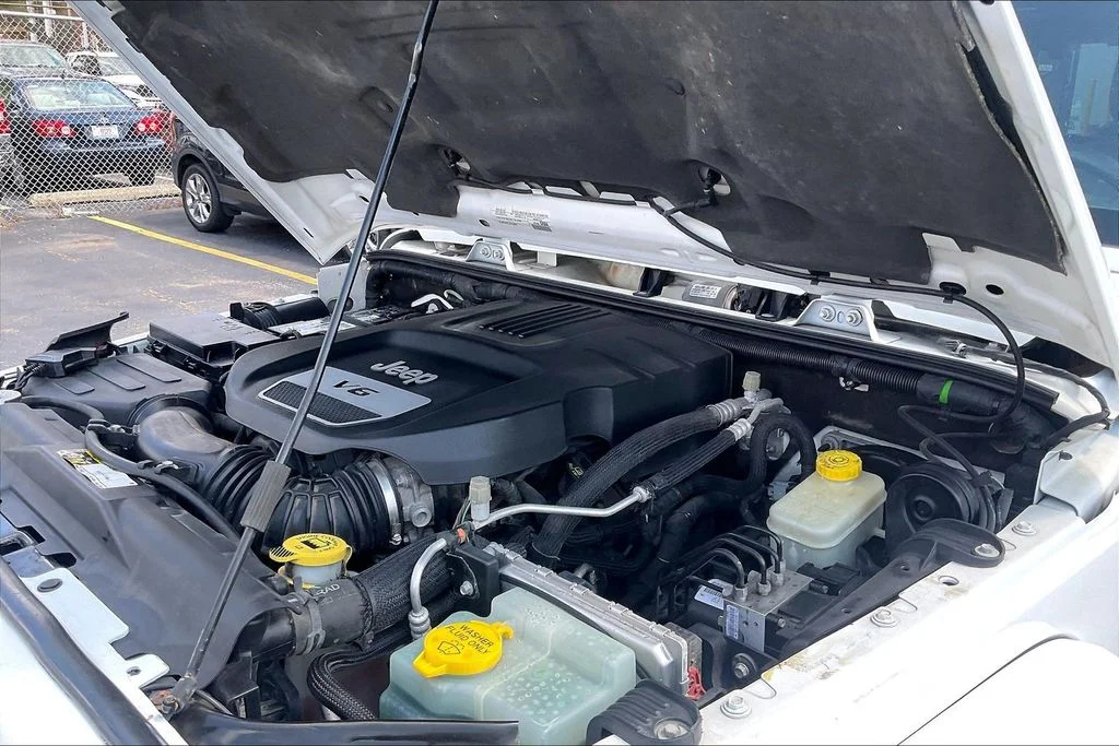 Used 2015 White Jeep Unlimited Sahara image 32