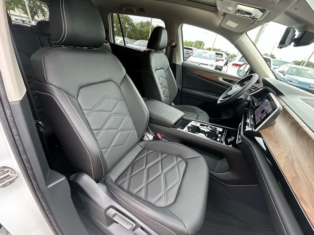 New 2026 White/off-white Volkswagen SE w/Technology image 31