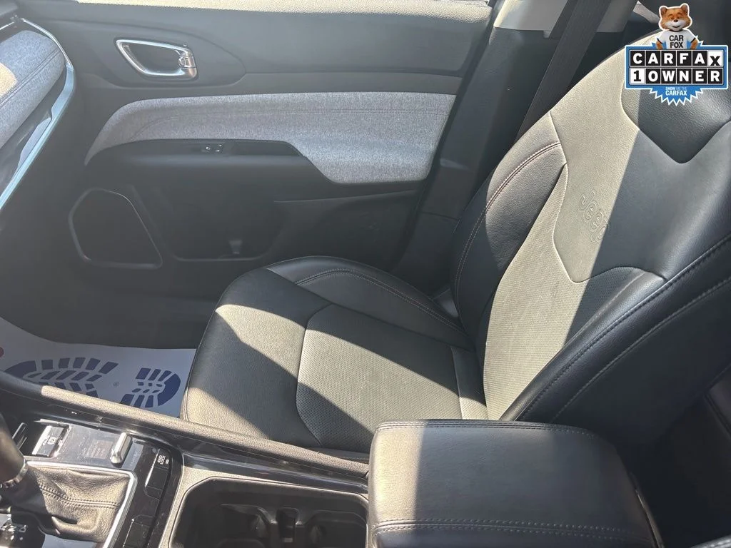 Used 2022 Silver Jeep Latitude Lux image 24