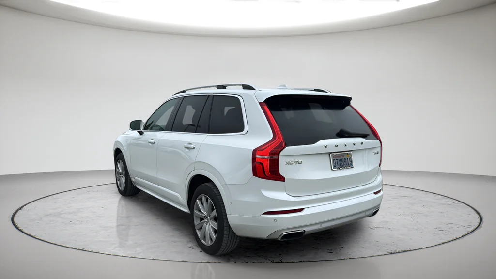 Used 2019 White Volvo T6 Momentum image 9