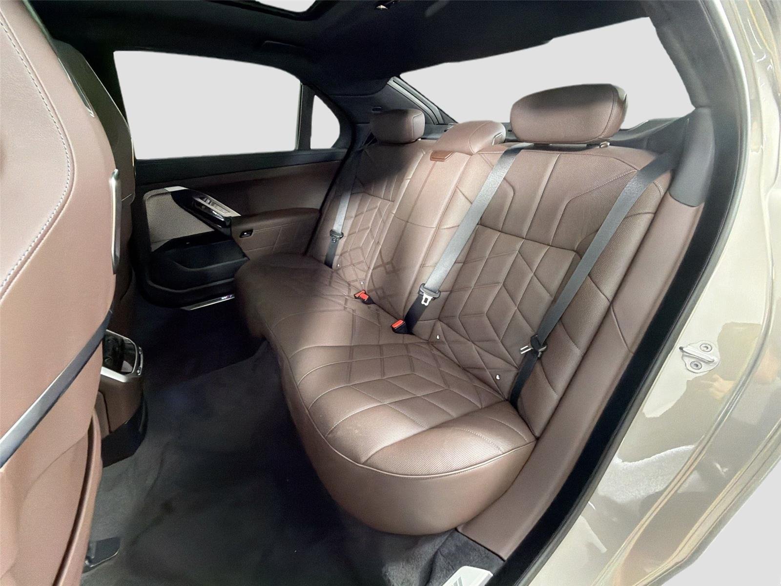 New 2026 Oxide Grey Metallic BMW 750e xDrive image 21