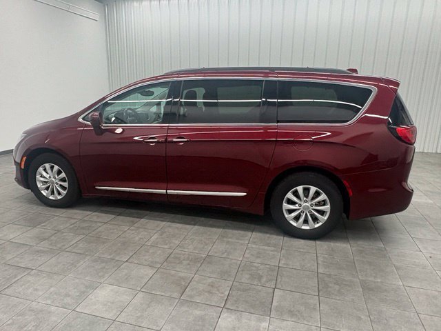 Used 2017 Red Chrysler Touring L image 6