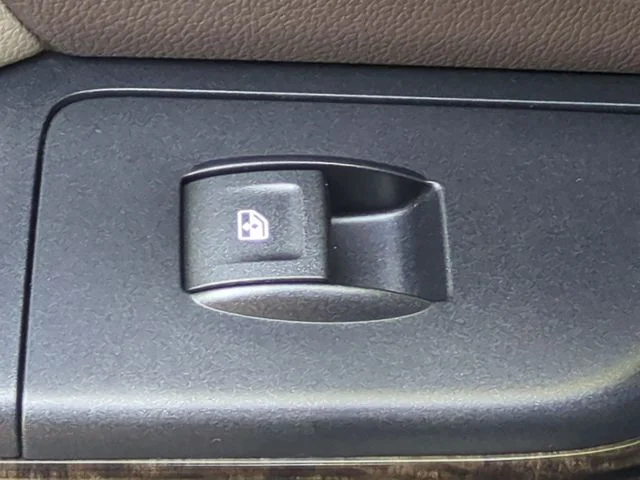 Used 2015 White GMC Denali image 31