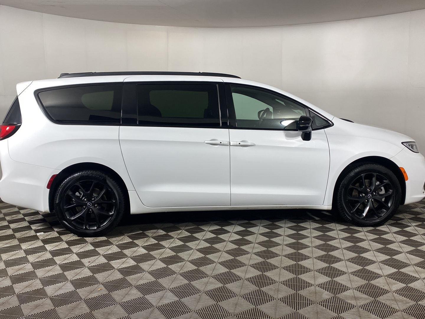 Used 2026 Bright White Clearcoat Chrysler Select AWD image 6