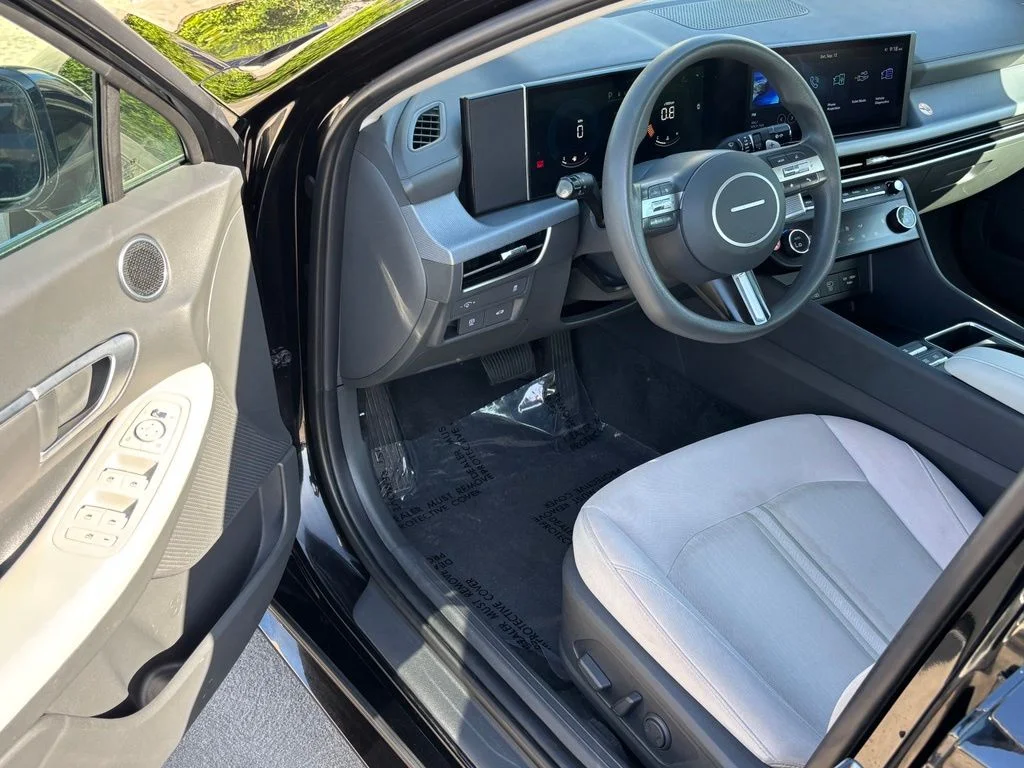 Used 2025 Black Hyundai SEL image 7