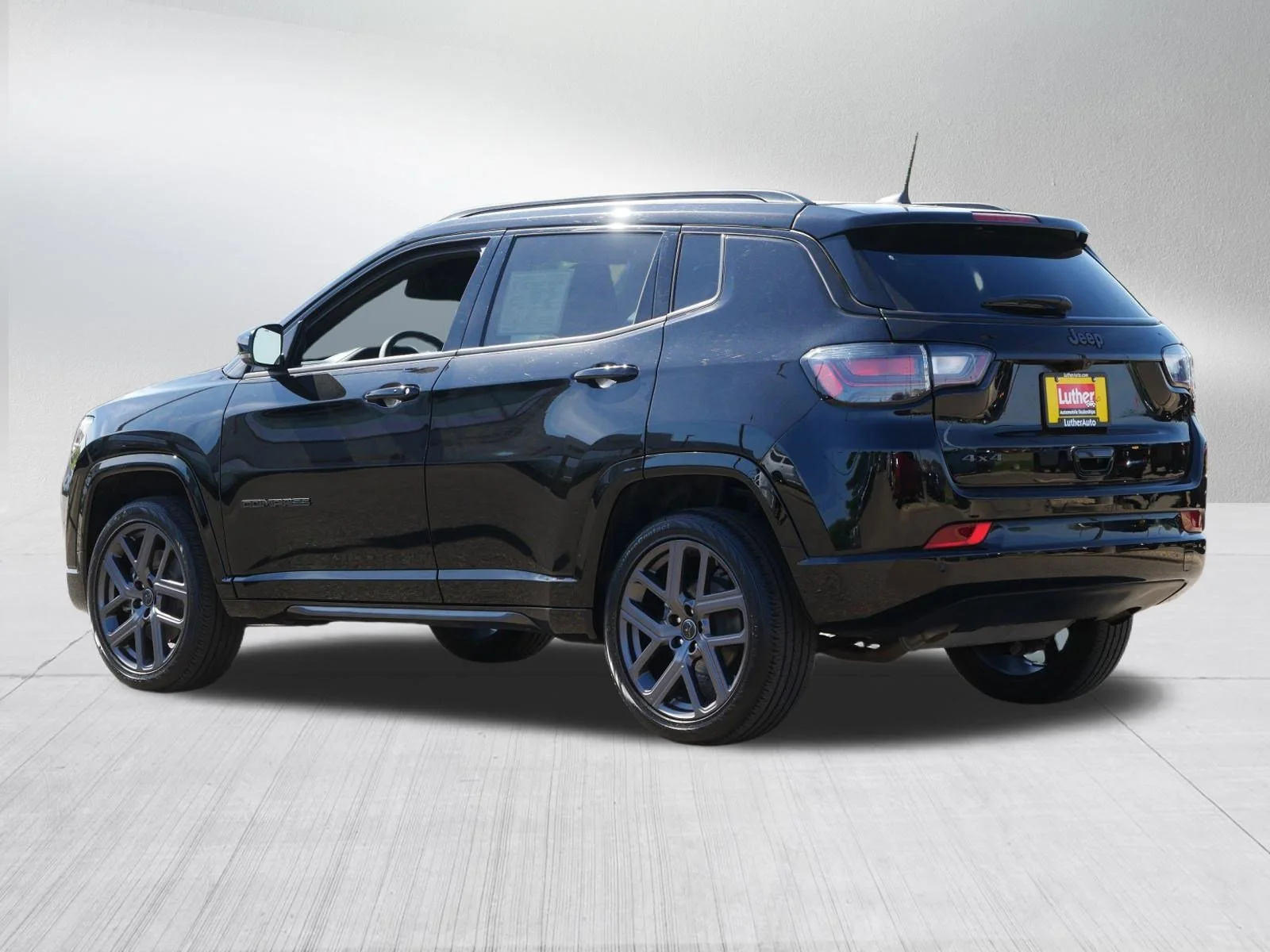 Used 2025 Diamond Black Crystal Pearlcoat Jeep Limited image 5