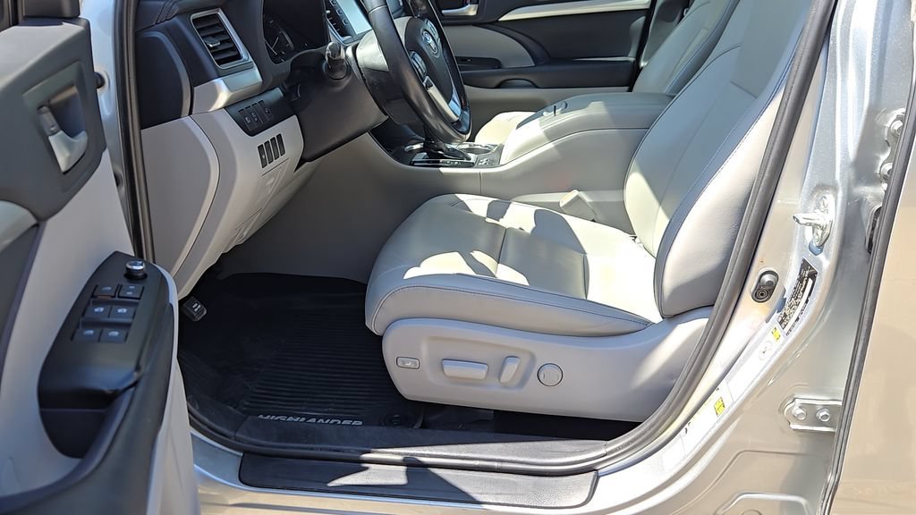 Used 2019 Celestial Silver Metallic Toyota SE image 9