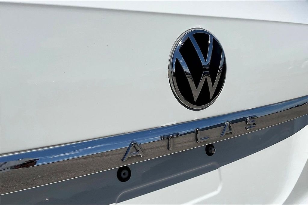 Used 2021 Pure White Volkswagen 3.6L V6 SE w/Technology R-Line image 27