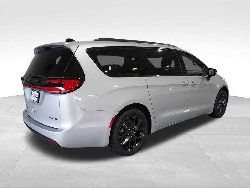 New 2026 Silver Mist Clear-Coat Exterior Paint Chrysler Limited image 8