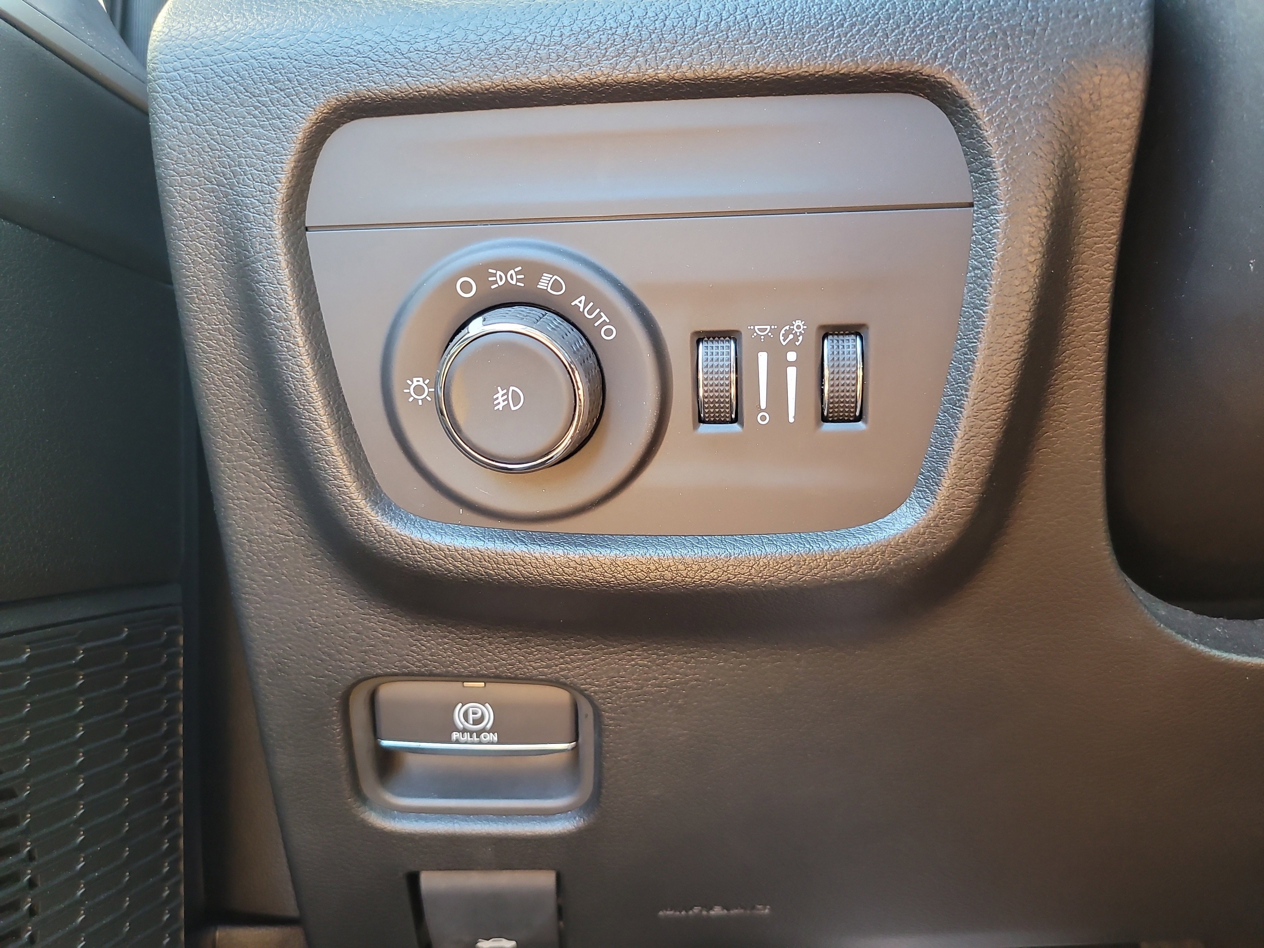 Used 2023 Diamond Black Crystal Pearlcoat Jeep Limited image 32