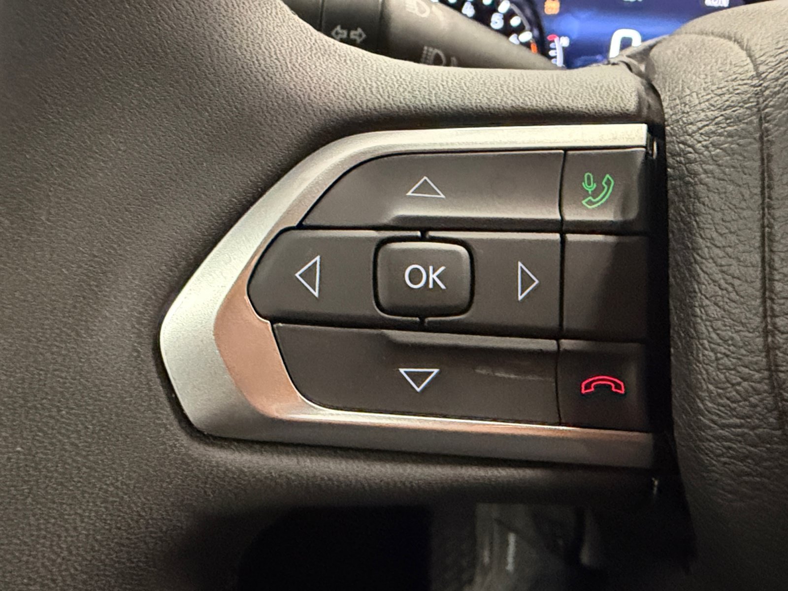 Used 2025 Silver Zynith Metallic Clearcoat Jeep Latitude image 32