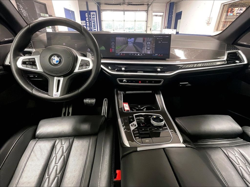 Used 2025 White BMW M60i image 21