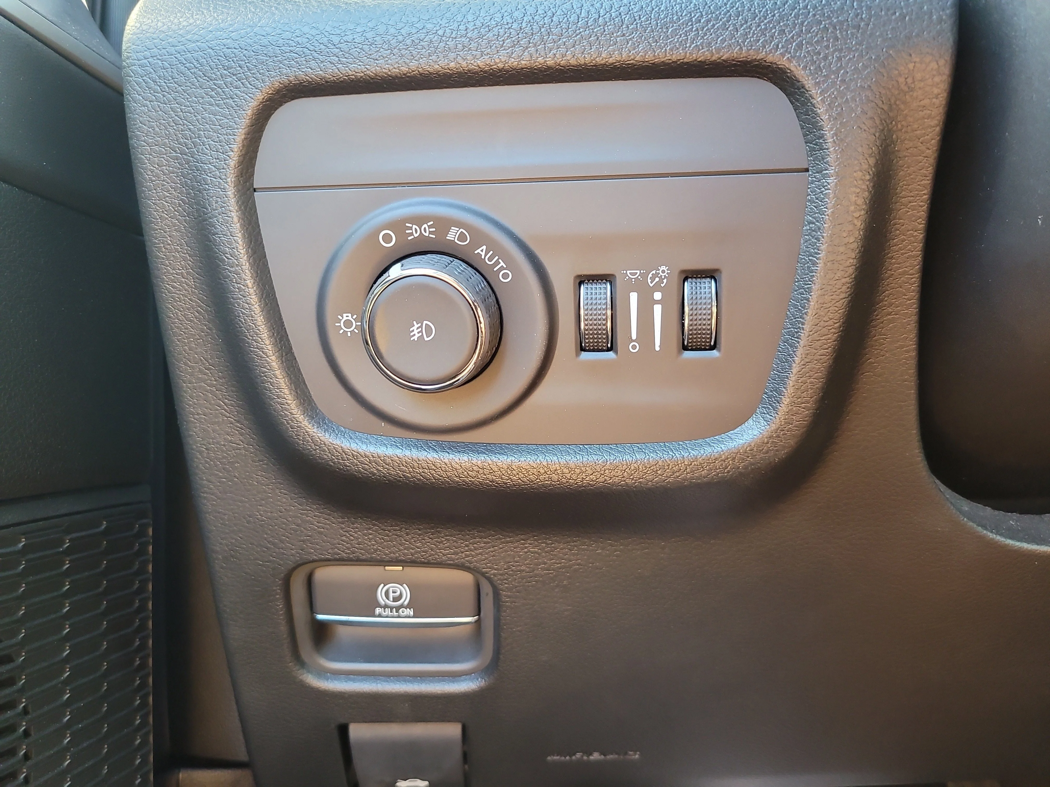 Used 2023 Diamond Black Crystal Pearlcoat Jeep Limited image 32