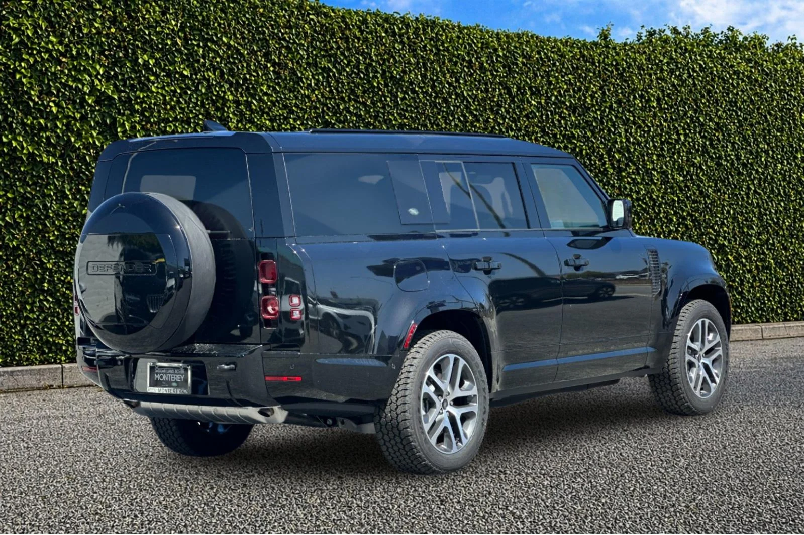 New 2024 Santorini Black Land Rover X-Dynamic SE image 6