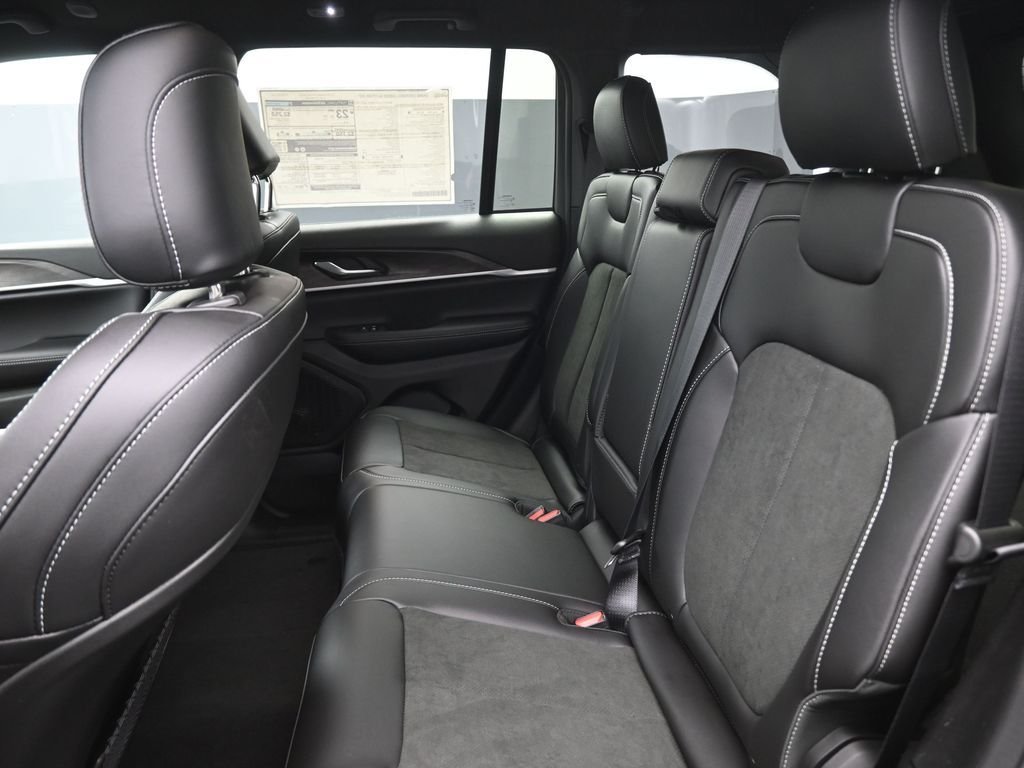New 2026 Diamond Black Crystal Pearl-Coat Exterior Paint Jeep Altitude image 23