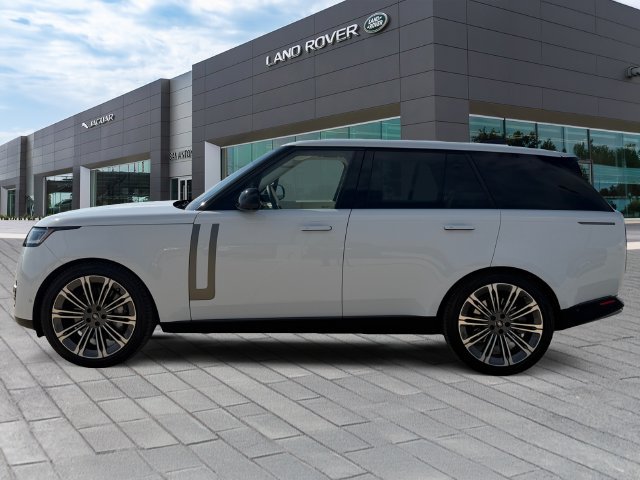 Used 2023 White Land Rover SE image 2