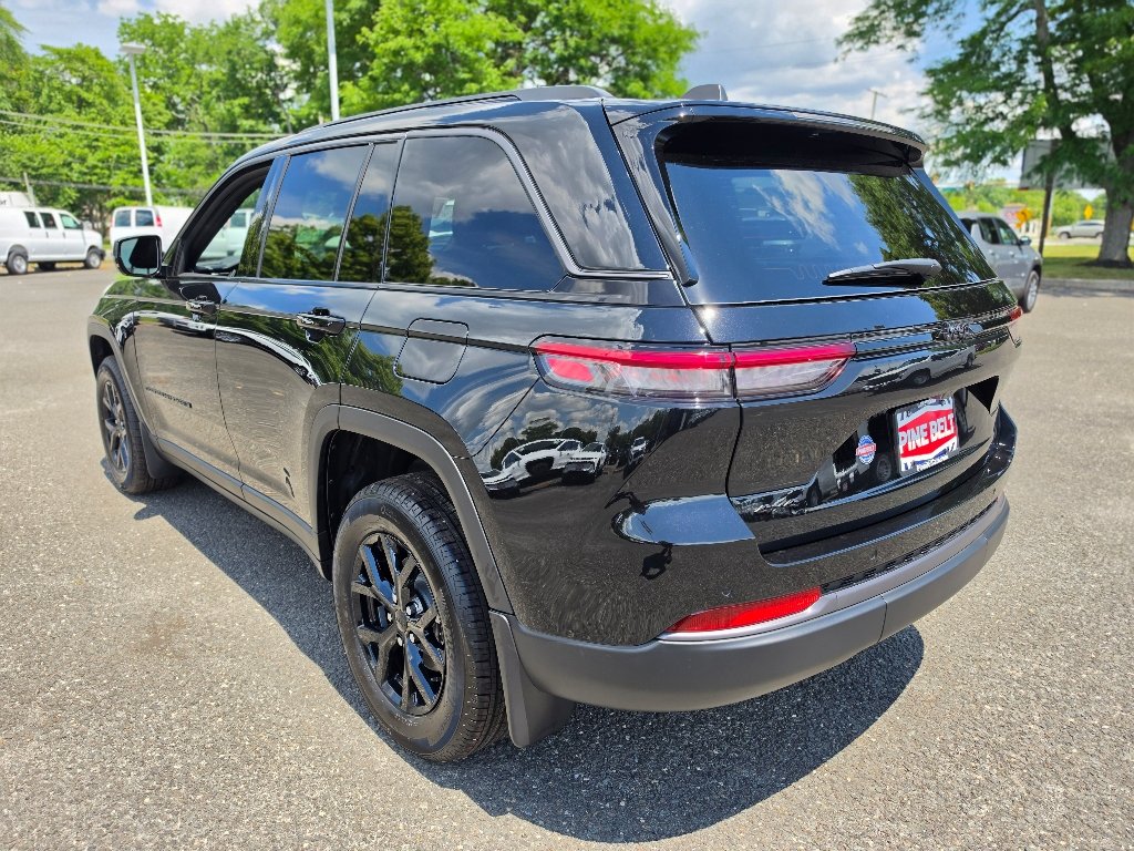 New 2026 Diamond Black Crystal Pearl-Coat Exterior Paint Jeep Altitude image 10