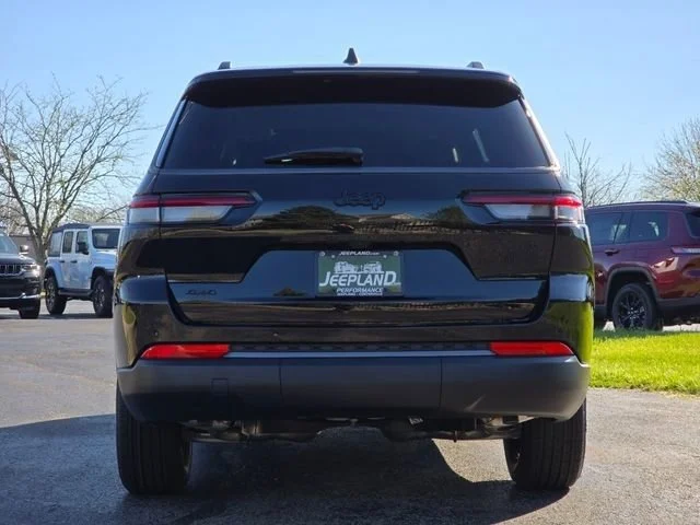 New 2026 Diamond Black Crystal Pearlcoat Jeep Altitude image 28