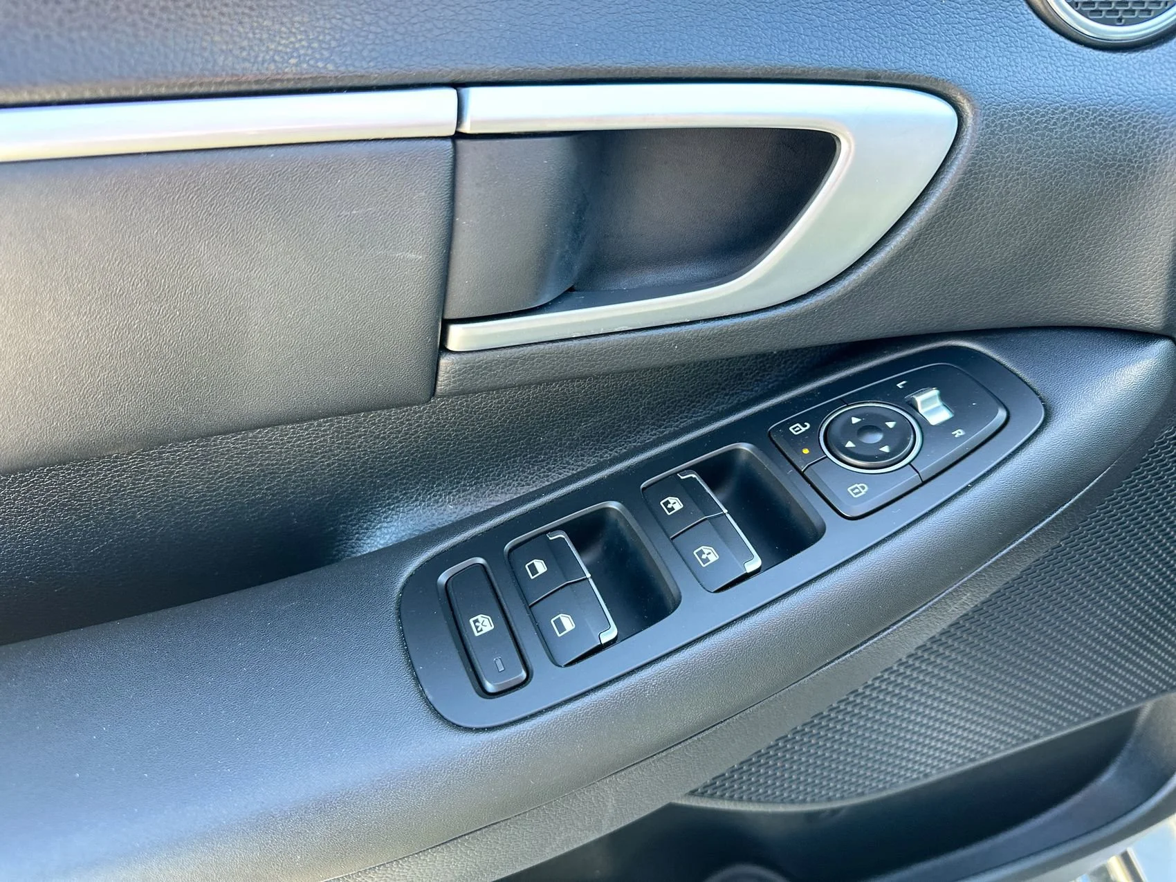 Used 2025 Aero Silver Hyundai SEL image 13