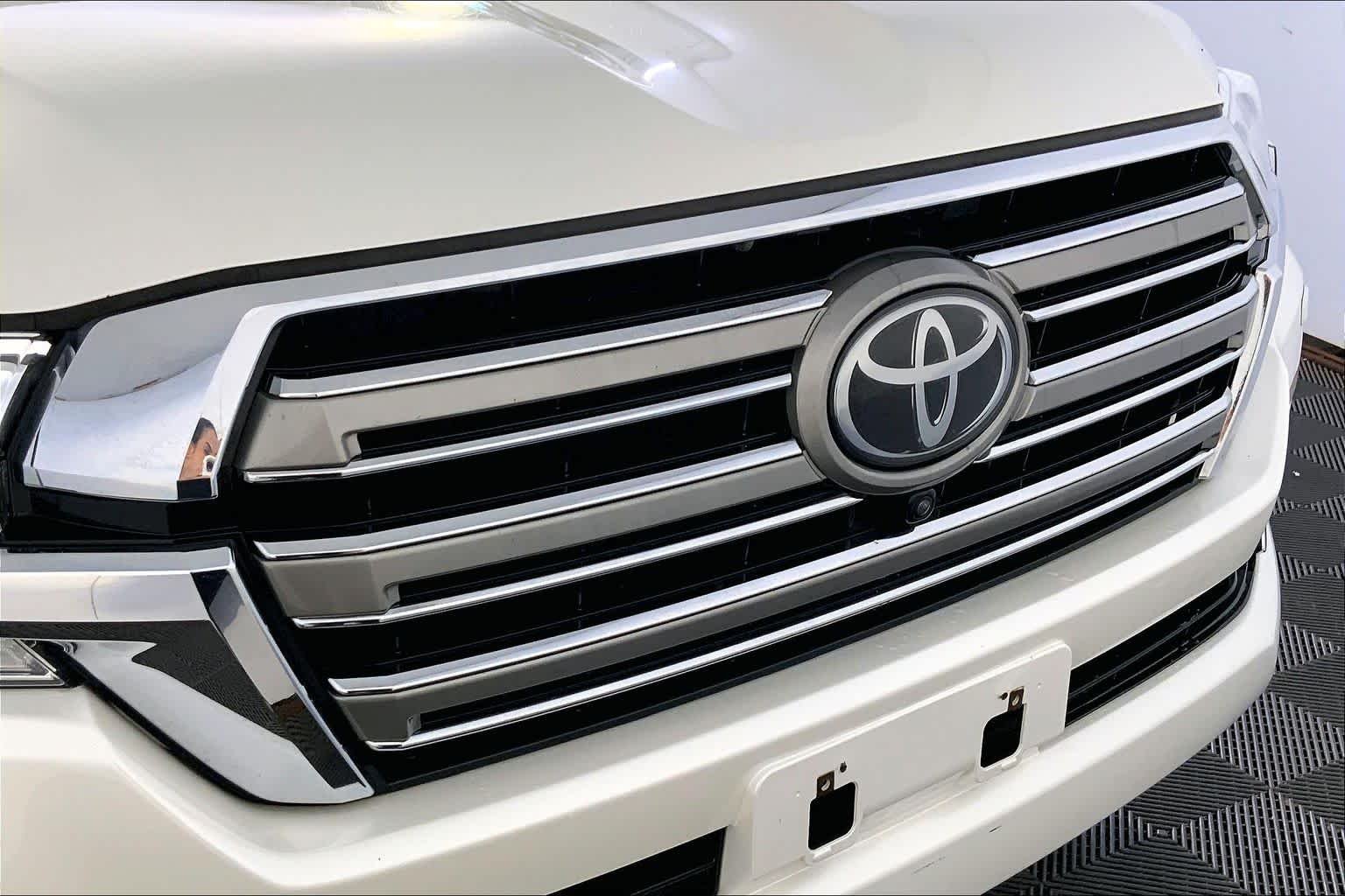 Used 2019 Blizzard Pearl Toyota  image 32