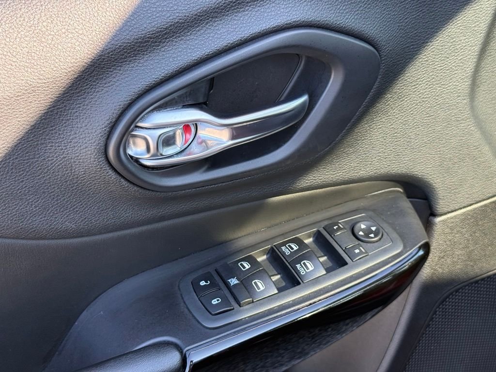 Used 2020 Red Jeep Latitude Plus image 22