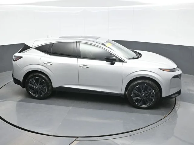 Used 2025 Silver Nissan Platinum image 16