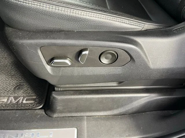 2022 GMC Yukon Denali - Photo 19