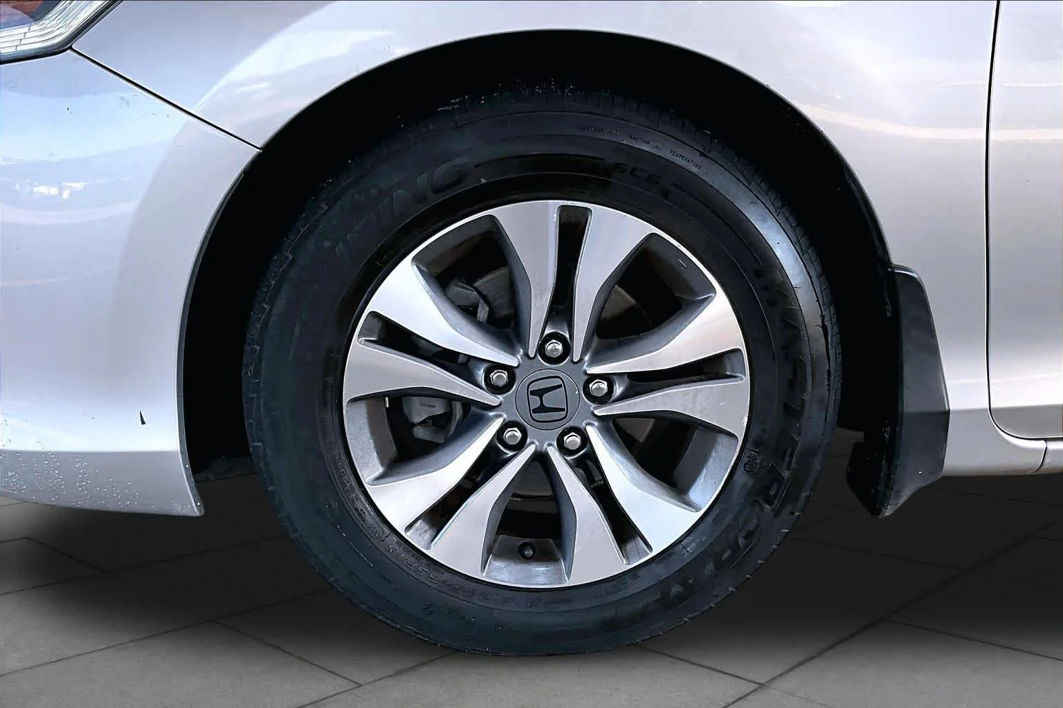 Used 2013 Alabaster Silver Metallic Honda LX image 9