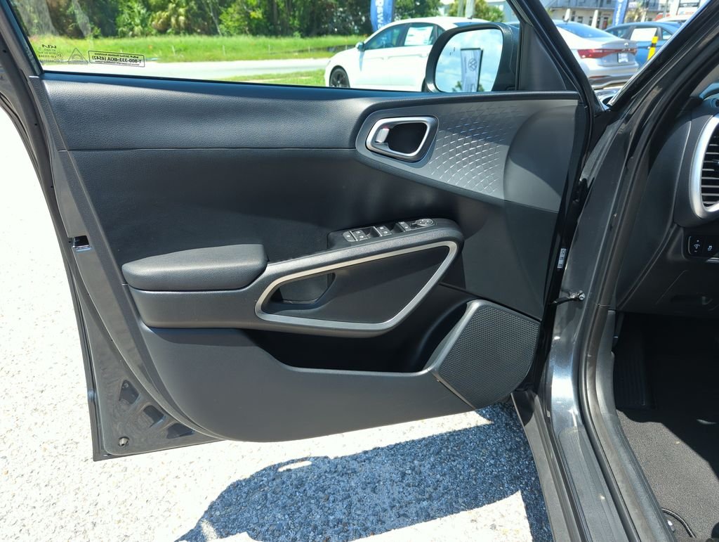 Used 2025  Kia LX image 18