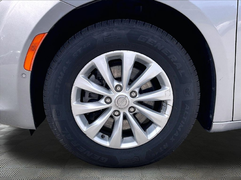 Used 2019 Billet Silver Metallic Clearcoat Chrysler Touring L image 7