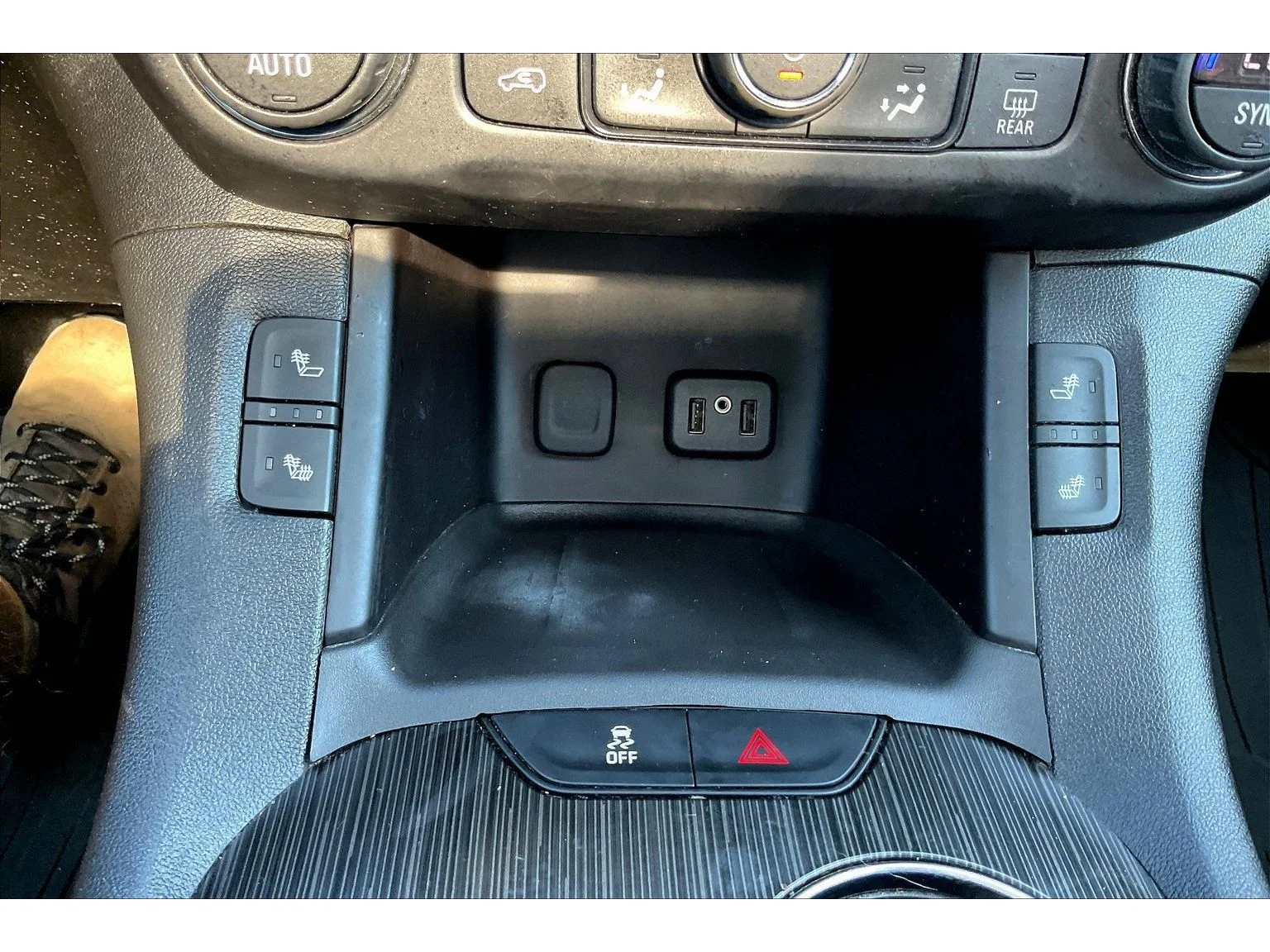 Used 2018 WHITE FROST TRICOAT GMC SLT image 23