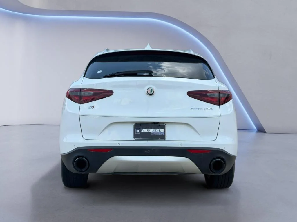 Used 2018 Alfa White Alfa Romeo Base image 5