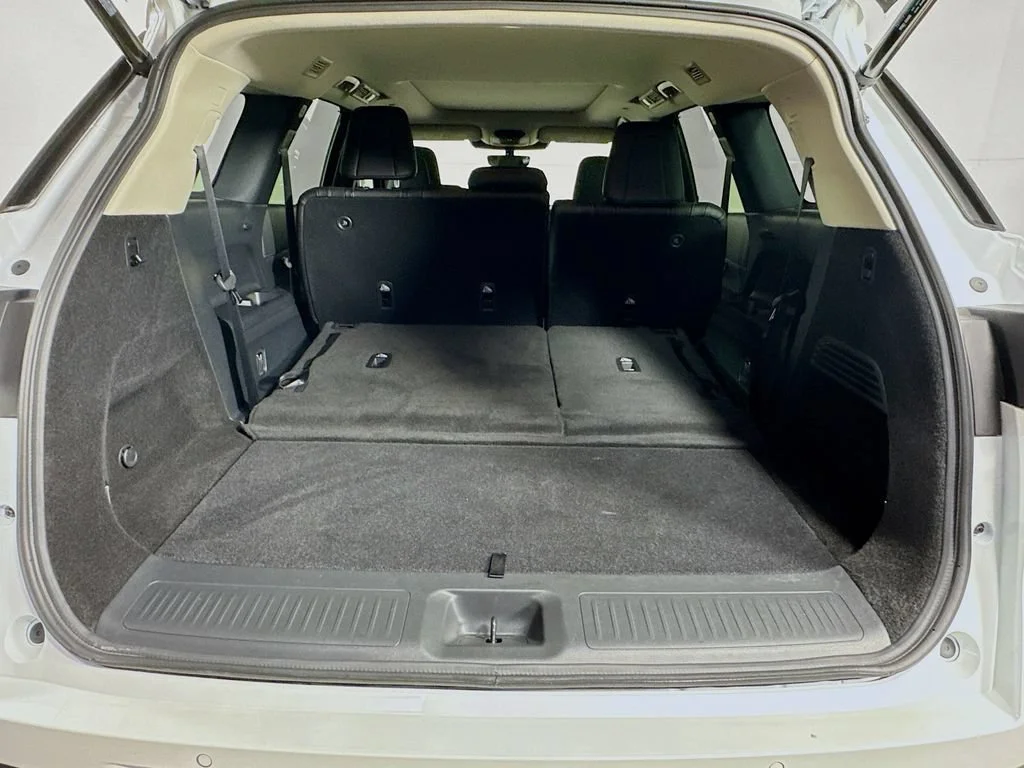 Certified Used 2026 White INFINITI LUXE image 33