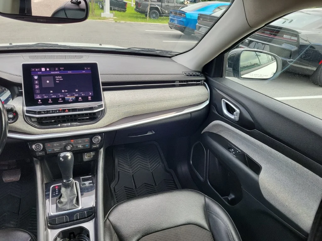Used 2022 White Jeep Latitude image 15
