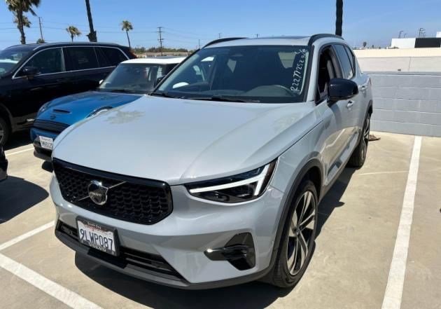 2024 Volvo XC40 B5 Ultimate Dark AWD's photo