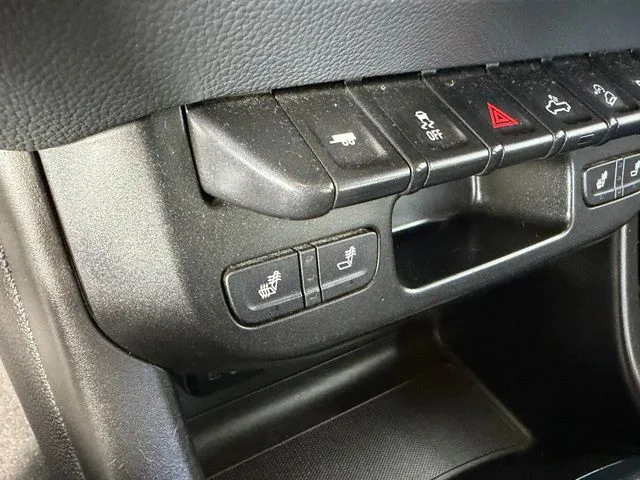 Used 2019 White Chevrolet Z71 image 27