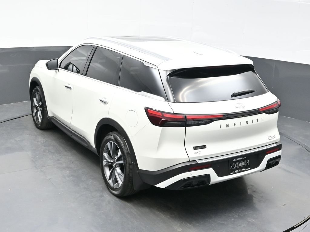 Used 2023 White INFINITI LUXE image 35