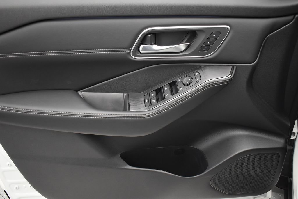 New 2026 Everest White Pearl TriCoat Nissan Platinum image 10