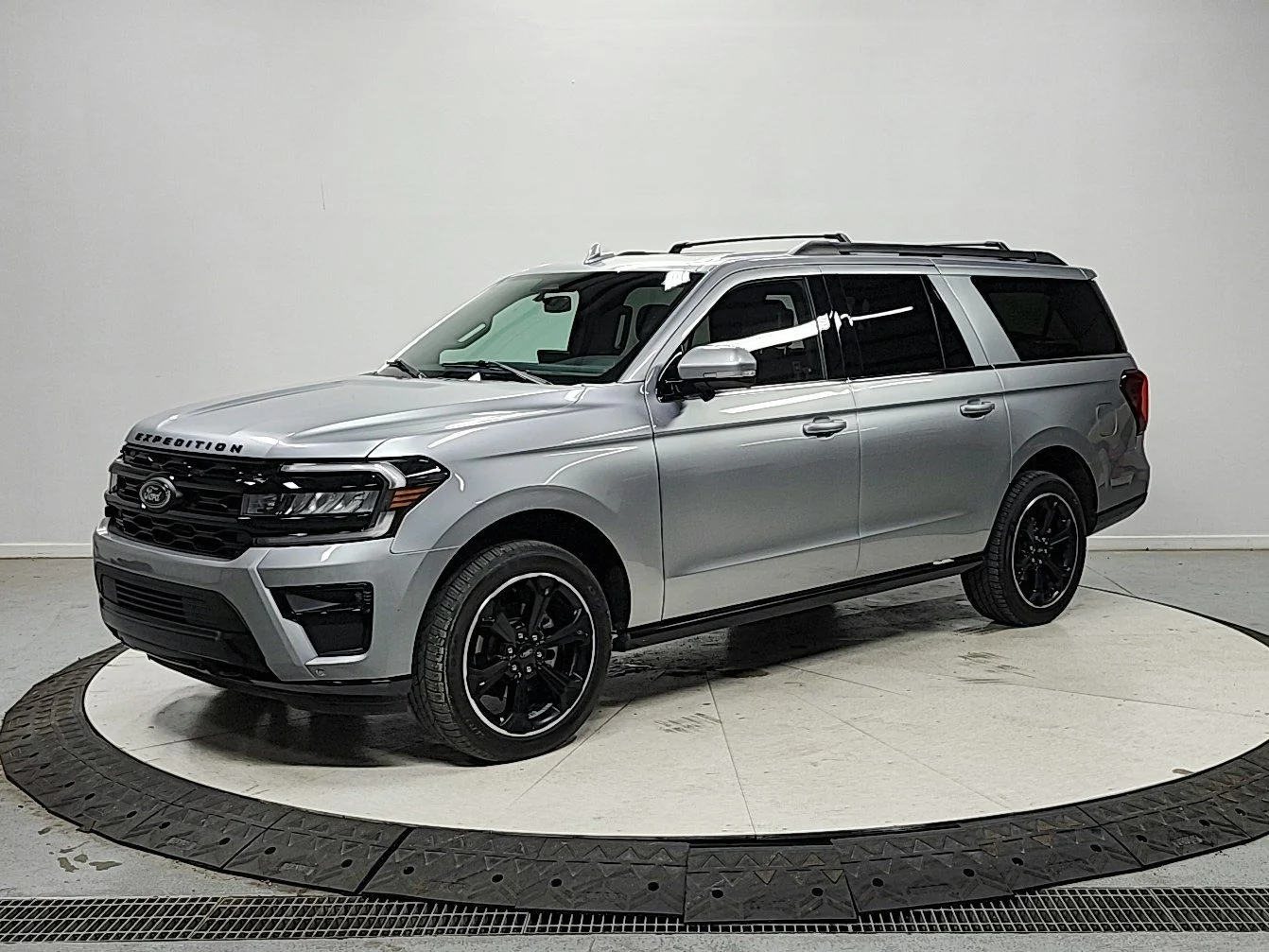 Used 2024 Silver Ford Limited image 3