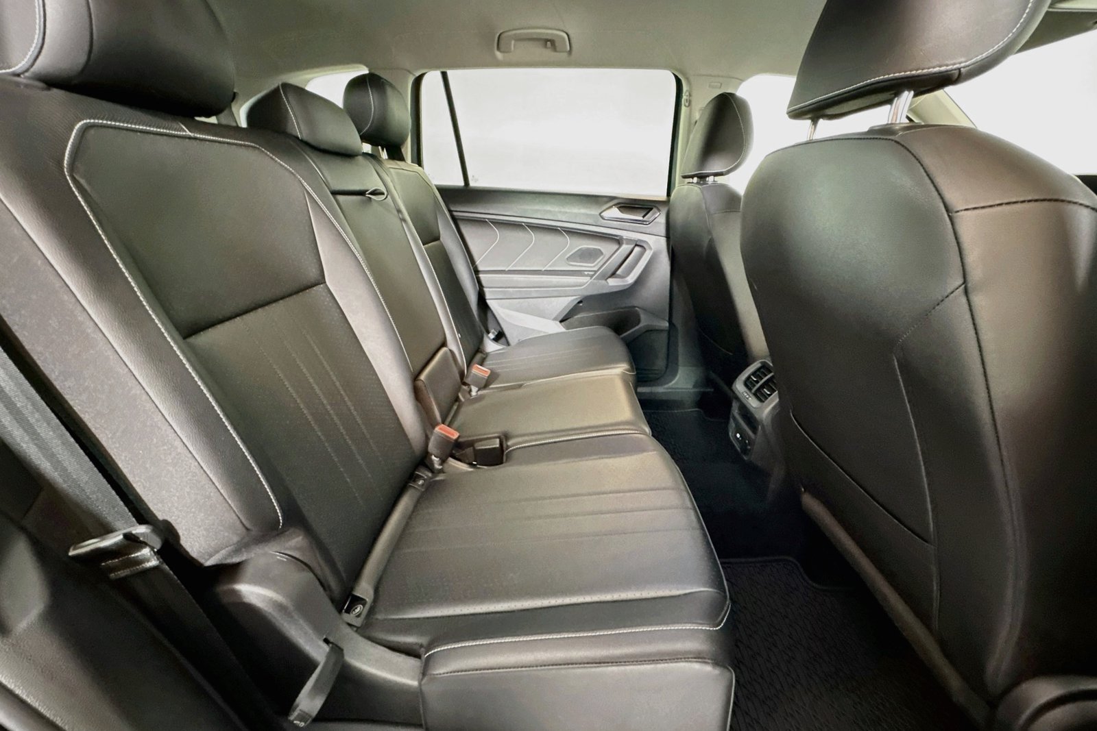Used 2023 Platinum Gray Metallic Volkswagen SE image 25