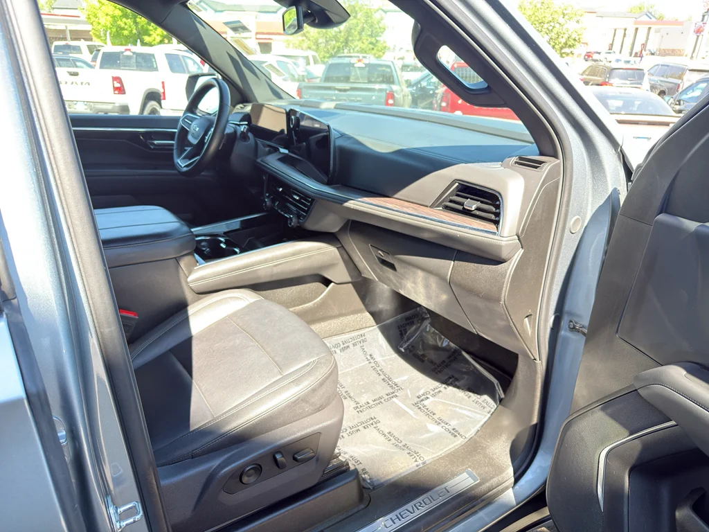 Used 2025 Gray Chevrolet Z71 image 9