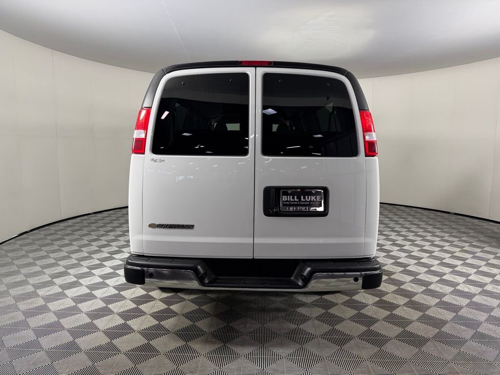 Used 2025 White Chevrolet LT Passenger image 7