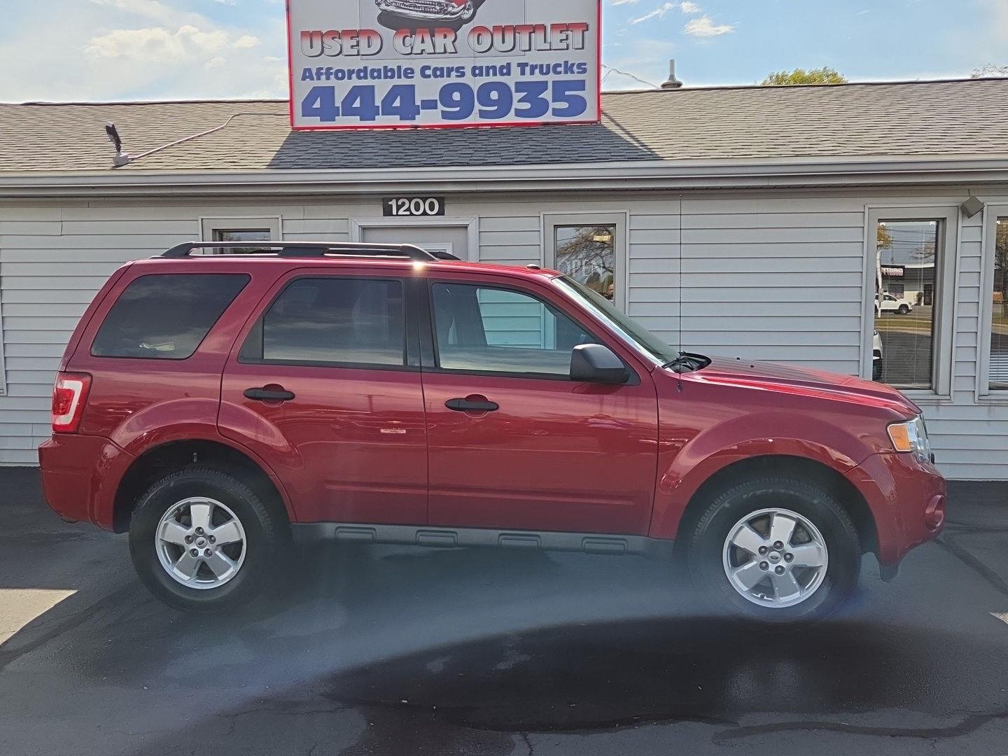 Used 2011 Ford Escape XLT with VIN 1FMCU0D72BKC40887 for sale in Washington, IL