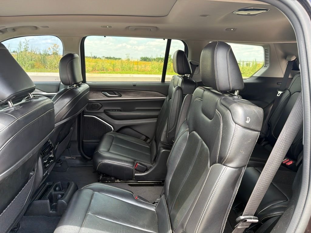 Used 2022 Ember Pearlcoat Jeep Limited image 8